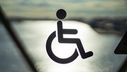 Das Piktogramm für einen Menschen im Rollstuhl an einem Fenster. © eamesBot / colourbox Foto: eamesBot