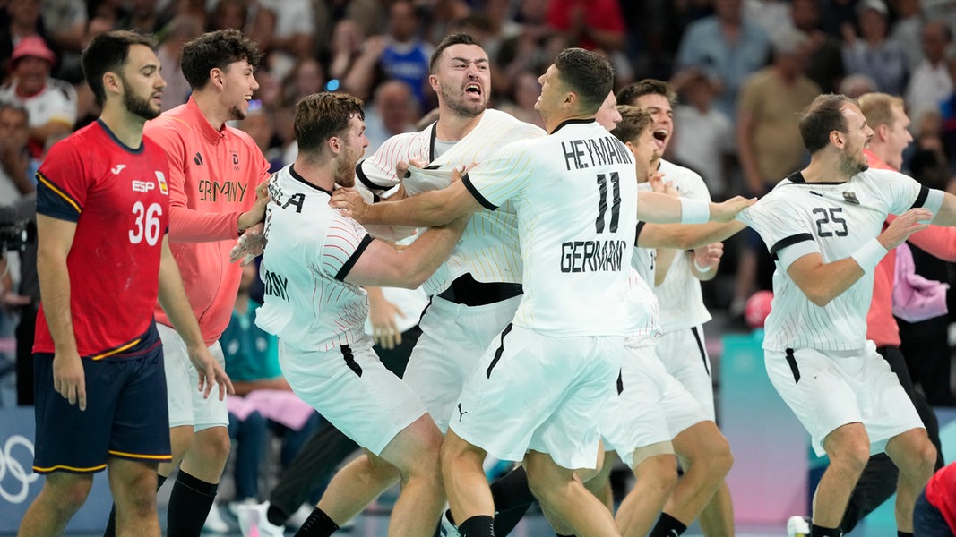 Halbfinale, Deutschland - Spanien, Deutschlands Spieler bejubeln den Sieg.