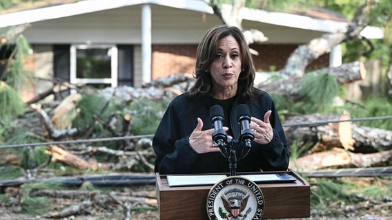 US Vize-Präsidentin Kamala Harris steht am Rednerpult anlässlich des Hurricane Helene © AFP Foto: BRENDAN SMIALOWSKI