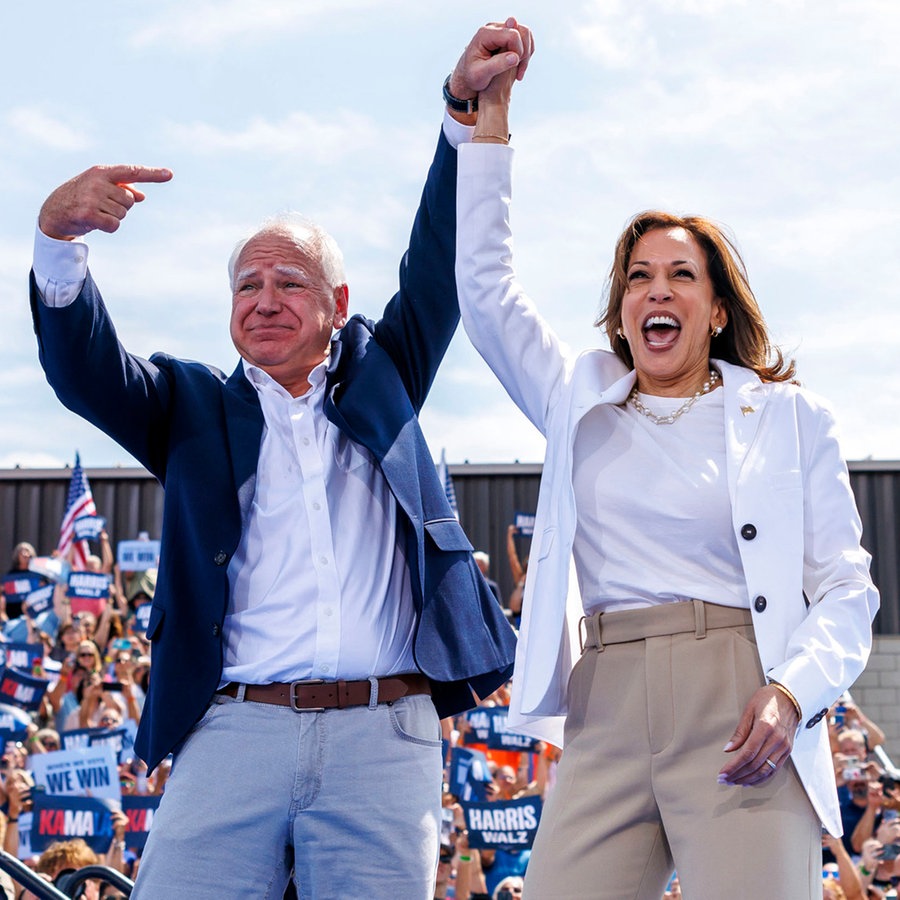 Kamala Harris und Tim Walz bei einer Wahlkampfveranstaltung © dpa Foto: Kerem Yücel