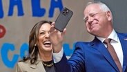 Kamala Harris (links, verdeckt) und Tim Walz lachen bei einer Wahlkampfveranstaltung © Julia Nikhinson/AP/dpa +++ dpa-Bildfunk +++ Foto: Julia Nikhinson