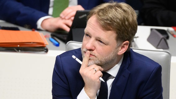 Gerald Heere (Grüne), Finanzminister Niedersachsen, sitzt im niedersächsischen Landtag. © dpa-Bildfunk Foto: Julian Stratenschulte