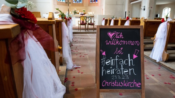 Ein Schild mit der Aufschrift "Herzlich willkommen bei "einfach heiraten" steht in einer Kirche. © picture alliance/dpa | Sven Hoppe Foto: Sven Hoppe