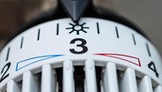 Ein Heizungsthermostat ist auf die Stufe 3 eingestellt © picture alliance / Zoonar Foto: stockfotos-mg