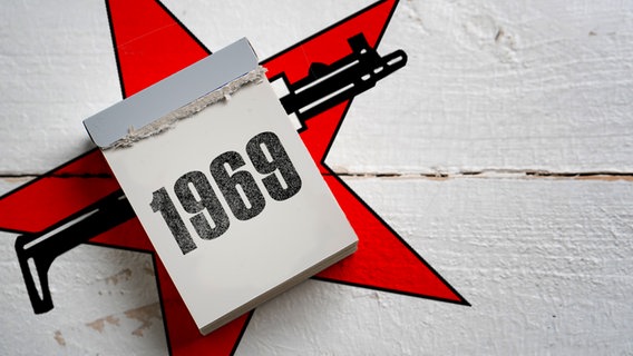 Ein Kalender mit der Zahl 1969 liegt über einem RAF Stern auf weißem Holz © fotolia.com Foto: fotogestoeber