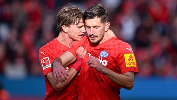 Magnus Knudsen (l.) und Armin Gigovic von Holstein Kiel © IMAGO/RHR-Foto 