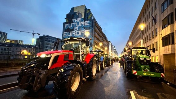 In Brüssel blockieren Landwirte mit ihren Traktoren das Europaviertel - dort treffen sich die EU-Agrarminister. © picture alliance/dpa/AP Foto: Sylvain Plazy