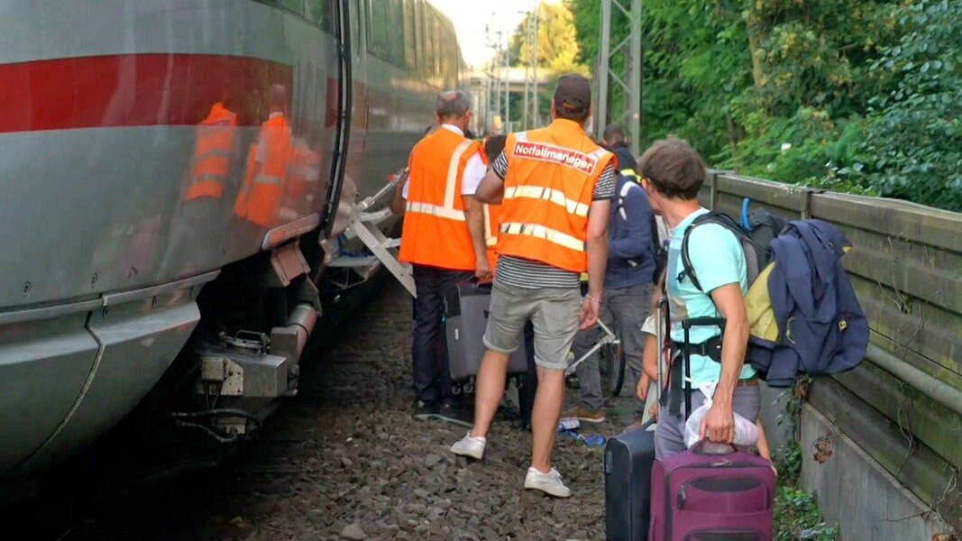 Passagiere eines ICE müssen aus einem liegen gebliebenen ICE in Hamburg-Rothenburgsort umsteigen.