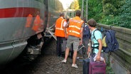Passagiere eines ICE müssen aus einem liegen gebliebenen ICE in Hamburg-Rothenburgsort umsteigen. © TeleNewsNetwork 