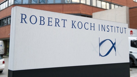 Das Eingangsschild vor dem Robert Koch Institut. © picture alliance Foto: Maurizio Gambarini