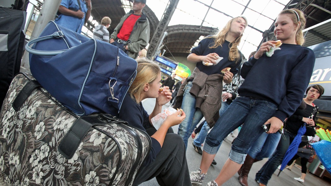 Jugendliche mit Koffern am Hamburger Hauptbahnhof.