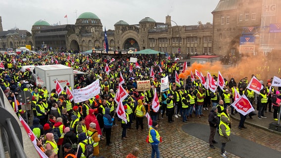 Streikende bei einer Demo am Alten Elbtunnel. © NDR/Karsten Sekund Foto: Karsten Sekund