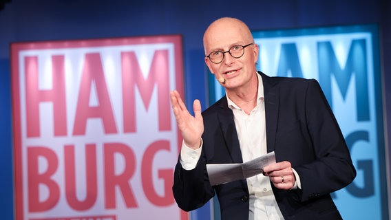 Peter Tschentscher (SPD), Hamburgs Erster Bürgermeister und Spitzenkandidat für die Bürgerschaftswahl, trägt ein Gedicht vor beim Wahlkampfabschluss der SPD Hamburg vor der Bürgerschaftswahl im "Uwe Klubhaus St. Pauli" auf der Reeperbahn. © picture alliance/dpa | Christian Charisius Foto: Christian Charisius