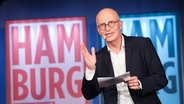 Peter Tschentscher (SPD), Hamburgs Erster Bürgermeister und Spitzenkandidat für die Bürgerschaftswahl, trägt ein Gedicht vor beim Wahlkampfabschluss der SPD Hamburg vor der Bürgerschaftswahl im "Uwe Klubhaus St. Pauli" auf der Reeperbahn. © picture alliance/dpa | Christian Charisius Foto: Christian Charisius