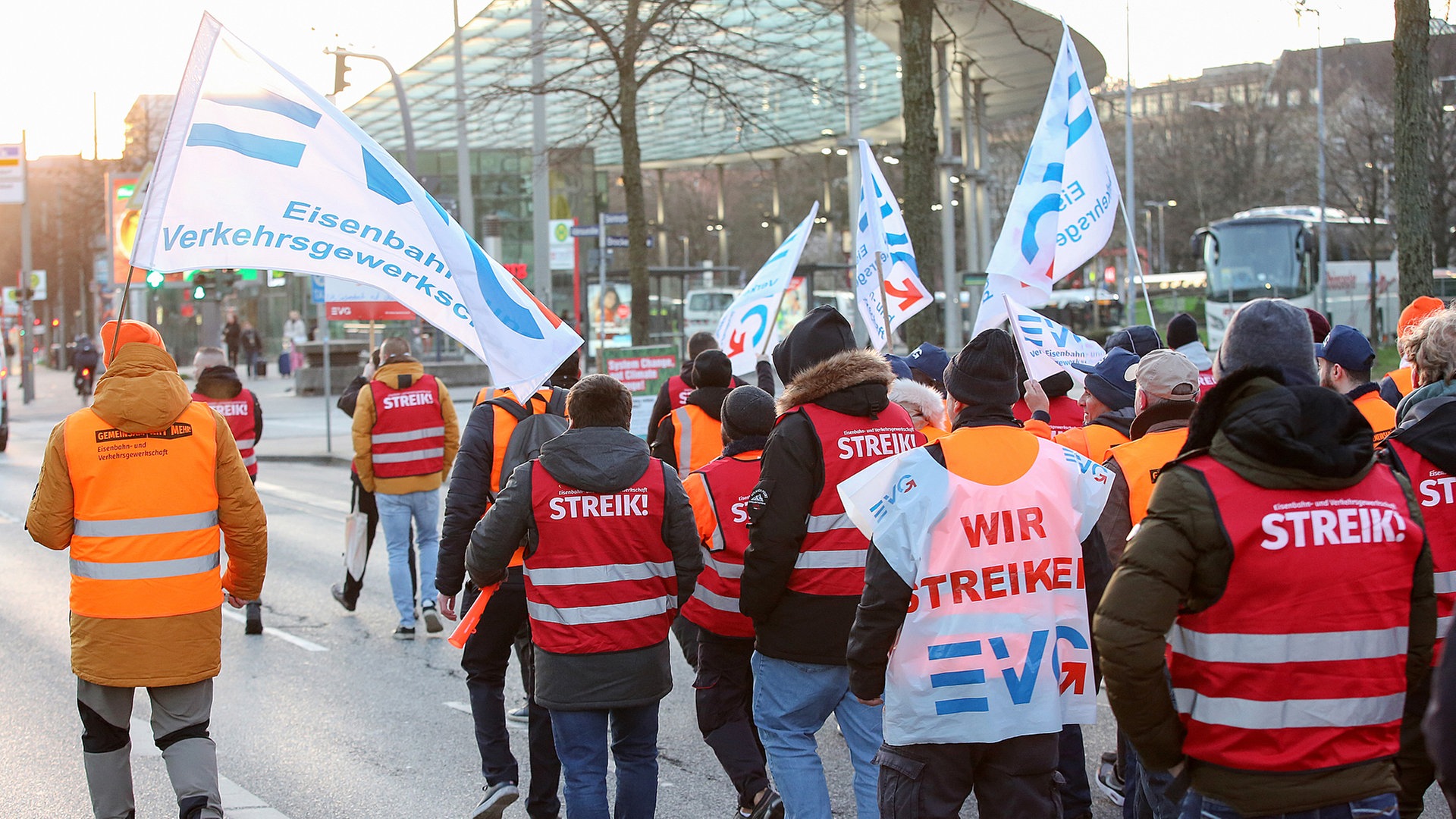 Warnstreik in Hamburg: Züge, Flüge und Hafen in Hamburg betroffen