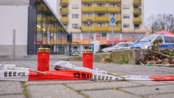 Am Tatort im Stadtteil Kesselstadt in Hanau wurden Blumen abgelegt und Kerzen aufgestellt. © dpa-Bildfunk Foto: Andreas Arnold