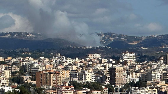 Eine Rauchsäüle im südlichen Libanon nach einem israelischen Luftangriff. © pictuzre alliance / Anadolu 