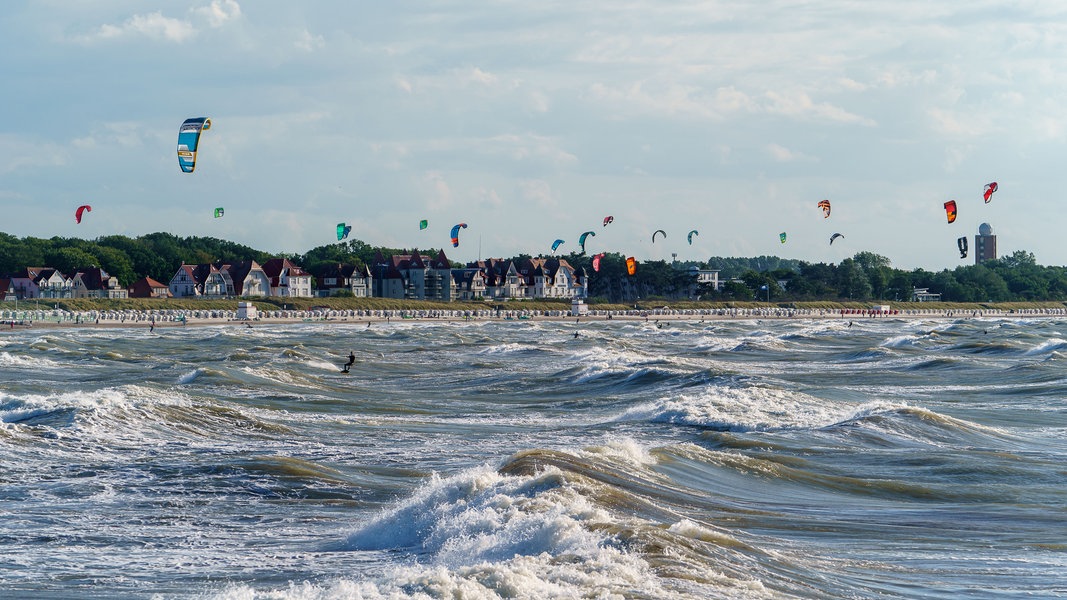 Kitesurfer auf der Ostsee vor Warnemünde gerettet