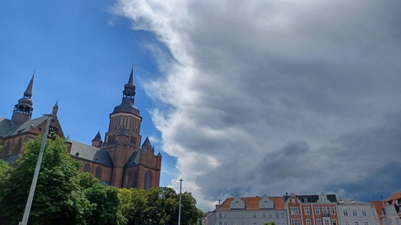 Wolken ziehen auf über der Marienkirche in Stralsund. © NDR Foto: Sabine Hanfland aus Stralsund