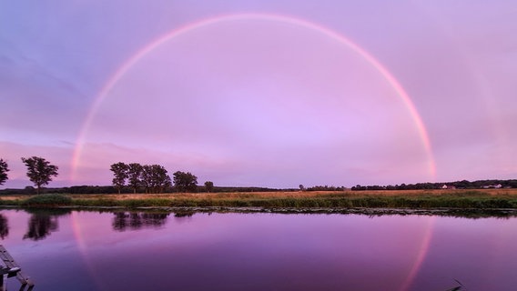 Ein Regenbogen zur blauen Stunde. © NDR Foto: Christine Schumacher aus Bützow