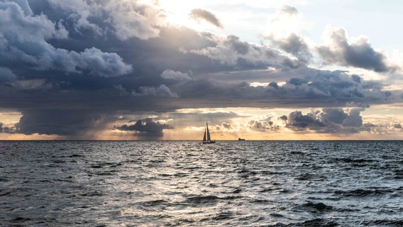 Segelboot in der Abenddämmerung. © NDR Foto: Woldgang Behl aus Greifswald