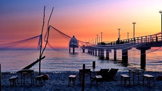 Die Zingster Seebrücke zur blauen Stunde. © NDR Foto: Axel Plate aus Stralsund