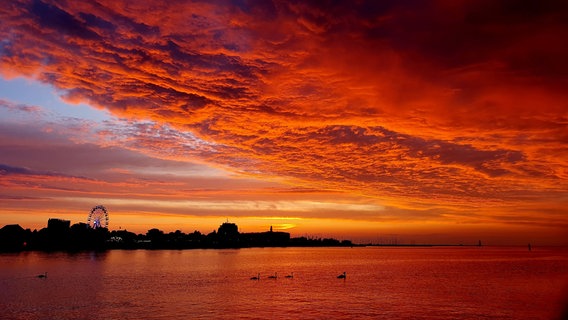 Ein Sonnenuntergang bei Warnemünde © NDR Foto: Michael Salewski aus Rostock