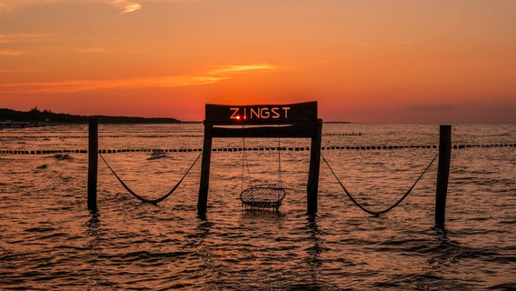 Die letzten Sonnenstrahlen fallen durch die neue Zingster Wasserschaukel. © NDR Foto: Axel Plate aus Stralsund