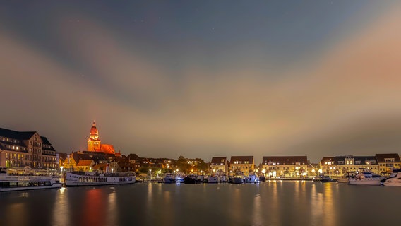 Wildgänse fliegen am Himmel, im Hintergrund der Vollmond. © NDR Foto: Carsten Bremer aus Waren