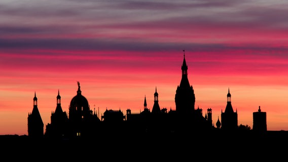 Das Schweriner Schloss bei Sonnenaufgang. © NDR Foto: Ulf Kottig aus Schwerin