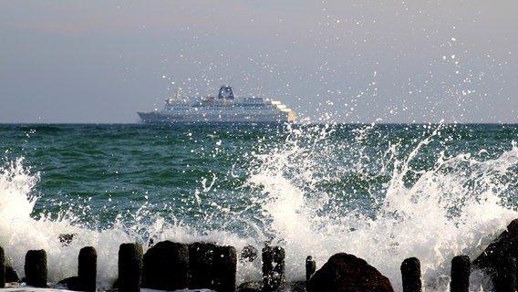 Der Strand in Sassnitz bei Wellengang. © NDR Foto: Dorothee Wüstenberg aus Rostock