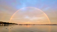 Ein Regenbogen über der Binnenmüritz. © NDR Foto: Cornelia Strubelt aus Waren