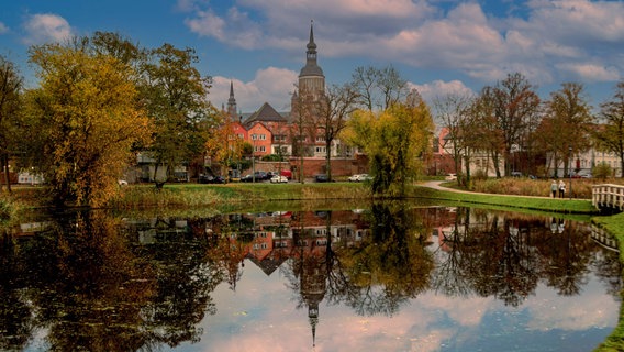 Die weiße Brücke in Stralsund, mir Blick auf die Marienkirche. © NDR Foto: Michael Hacker aus Stralsund