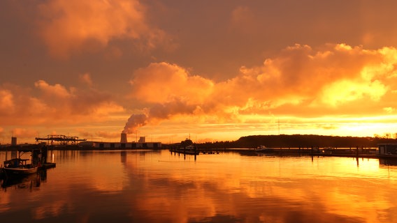 Sonnenaufgang am Überseehafen. © NDR Foto: Volker Thimm aus Rostock