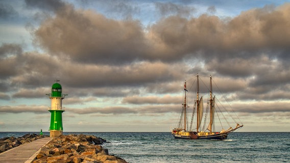 Warnemünde mit dem Traditionsegler Albert Johanne. © NDR Foto: Björn Schmidt aus Rostock