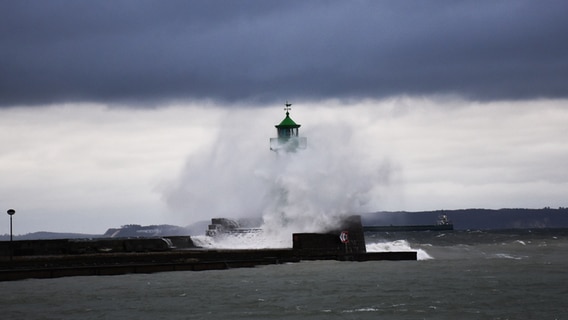 Molenfeuer am Stadthafen in Sassnitz bei starkem Ostwind © NDR Foto: Matthias Maiwald aus Bergen auf Rügen