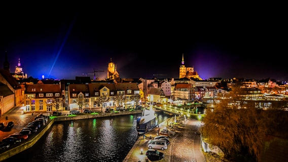 Hansestadt Stralsund bei Nacht © NDR Foto: Hartmut Heidrich aus Stralsund