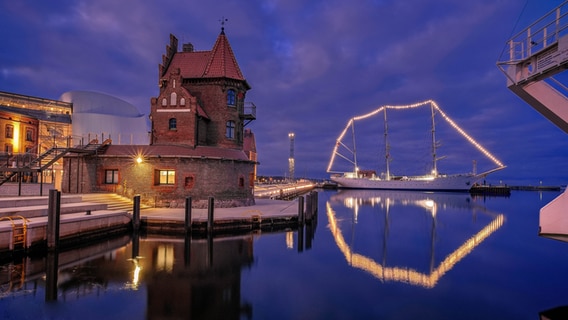 Stralsunder Hafen mit Gorch Fock © NDR Foto: Axel Plate aus Stralsund