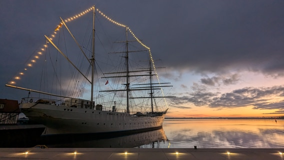 Stralsunder Hafen mit Gorch Fock © NDR Foto: Axel Peters aus Stralsund