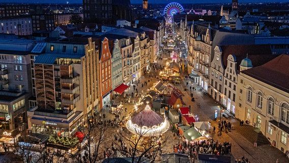 Rostocker Weihnachtsmarkt von oben. © NDR Foto: Berthols Brinkmann aus Rostock.