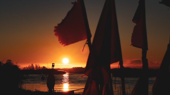 Sonnenuntergang über der Halbinsel Mönchgut fotografiert vom Hafen/Bollwerk in Baabe aus. © NDR Foto: Björn Melms aus dem Ostseebad Sellin