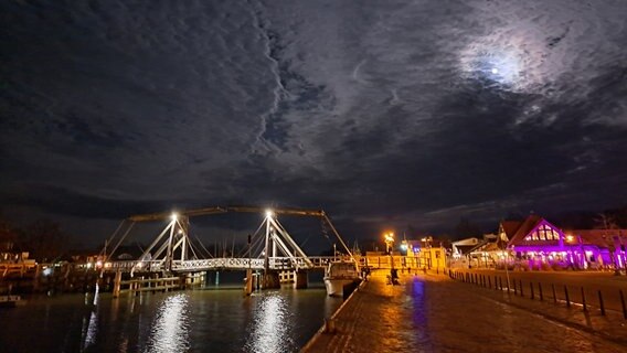 Die Wiecker Brücke in Greifswald bei Nacht © NDR Foto: Michaela Kronenberg aus Greifswald