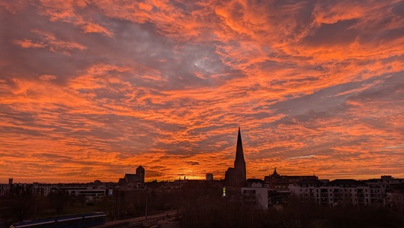 Die Petrikirche und die östliche Altstadt Rostocks im Sonnenuntergang © NDR Foto: Christian Müller aus Rostock