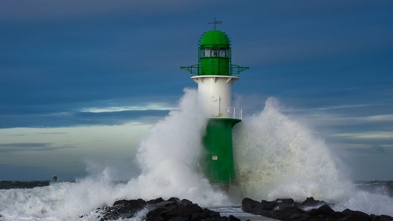 Der Leuchtturm an der Westmole in Warnemünde trotzt dem Sturm © NDR Foto: Mike Sommer aus Warnemünde