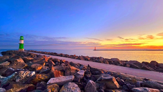 Warnemünde bei Sonnenaufgang. © NDR Foto: Torsten Krahn aus Rostock