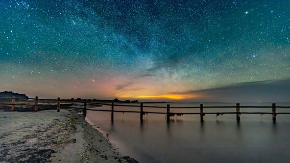 Sternenhimmepl über der Ostsee. © NDR Foto: Klaus Haase aus Prerow