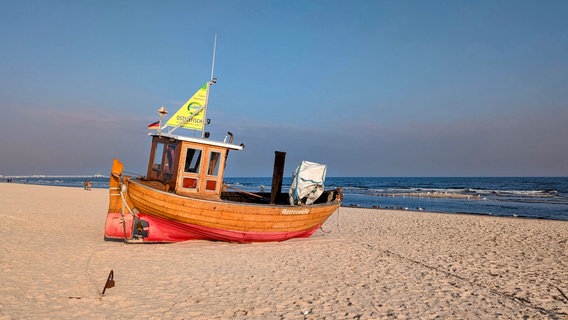 Fischerboot am Strand von Ahlbeck auf der Insel Usedom. © NDR Foto: Corinna Schaak aus Altenkirchen