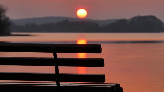 Eine Bank vor einem Sonnenuntergang. © NDR Foto: Gabriele Riech aus Kuchelmiß