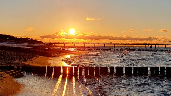 Sonnenuntergang am Strand von Graal-Müritz. © NDR Foto: Kay Nerge-Henninghausen aus Kösterbeck