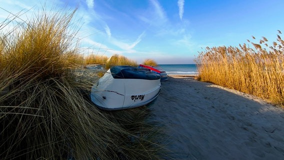 Ein Boot am Strand © NDR Foto: Martin Gerlach aus Karlsburg